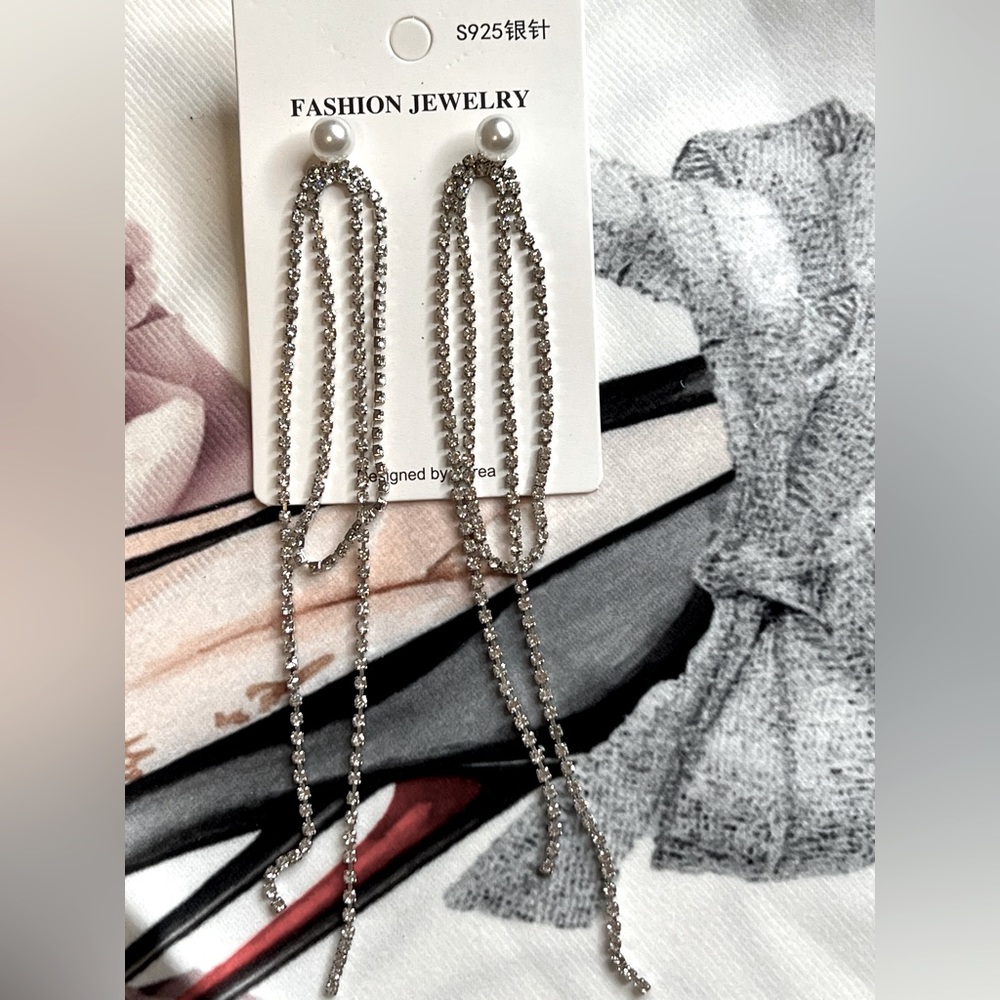 Fashion pearl dangling earring with crystals.